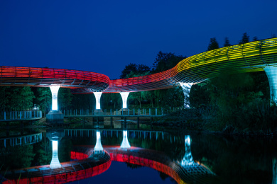 浙江省金华市燕尾洲公园彩虹桥夜景