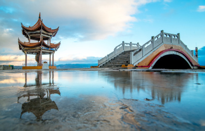 中国云南省玉溪市抚仙湖北岸石桥与亭子