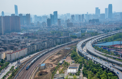 中国云南省昆明市高架桥与动车穿梭在高楼大厦中