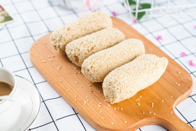 浅色背景下放在盘子里的芝麻芋头酥