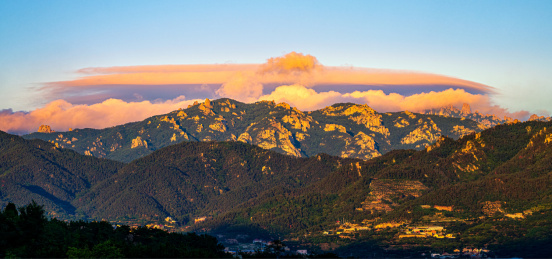 中国山东青岛崂山出现神奇的草帽云