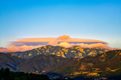 中国山东青岛崂山出现神奇的草帽云