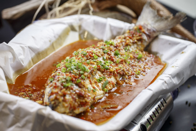 不锈钢铁盘装的纸包鱼(草鱼)