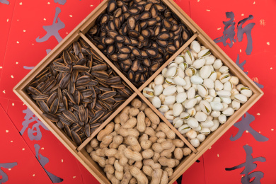 新年喜庆瓜子花生年货拼盘静物美食
