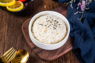 放在碗里上面撒了芝麻粒的米饭