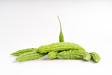 放在纯白色背景下的多个新鲜苦瓜