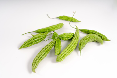 放在纯白色背景下的多个新鲜苦瓜