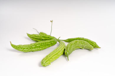 放在纯白色背景下的多个新鲜苦瓜