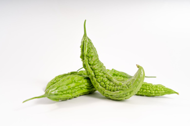 放在纯白色背景下的多个新鲜苦瓜