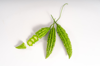 放在纯白色背景下的多个新鲜苦瓜