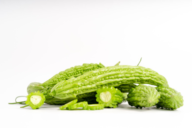放在纯白色背景下的多个新鲜苦瓜