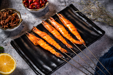 深色背景下的烤串儿虾