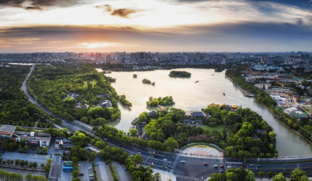 中国浙江嘉兴南湖革命纪念馆霞光照射