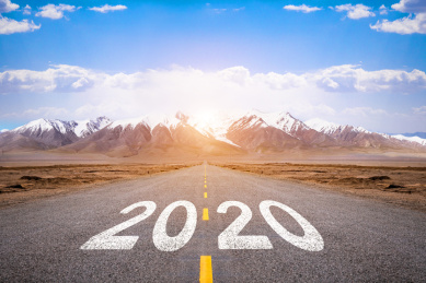 2020年新年中国青海道路公路高速马路公路上笔直的公路且对面是一个高高的雪山风景风光2020年新开始