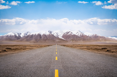 2020年新年中国青海道路公路高速马路公路上笔直的公路且对面是一个高高的雪山风景风光2020年新开始