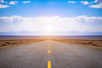 中国青海景区笔直的交通运输公路道路马路象征着2020新开始新的征途概念