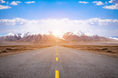 2020年新年中国青海道路公路高速马路公路上笔直的公路且对面是一个高高的雪山风景风光2020年新开始