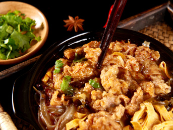 竹编砧板上的酥肉豆腐条砂锅