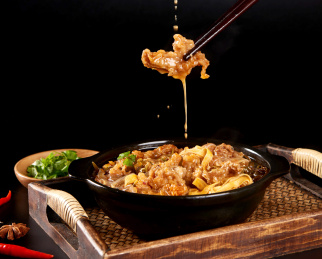 竹编砧板上的酥肉豆腐条砂锅