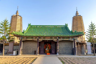 中辽宁省锦州北镇崇兴寺双塔