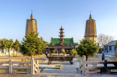 中辽宁省锦州北镇崇兴寺双塔