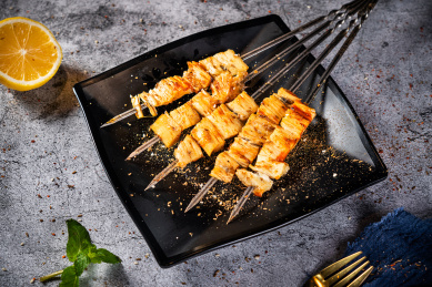 深色背景下放在盘子里的烤板筋