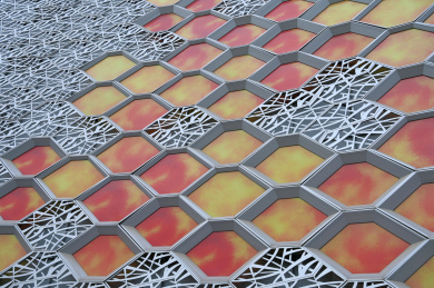 六边形镶嵌拼接的玻璃材质彩色墙面