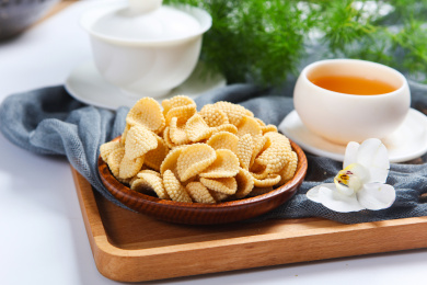 休闲零食小吃酥脆可口的小米煎饼