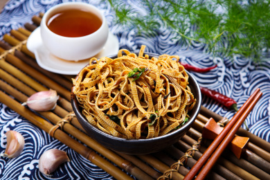 传统家常菜凉拌麻辣豆腐皮