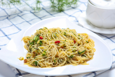 特色美味小吃拌粉丝炒米线