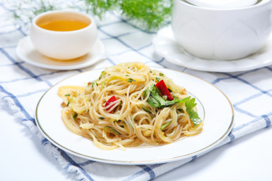 爽口小吃酸辣凉拌米线米粉丝