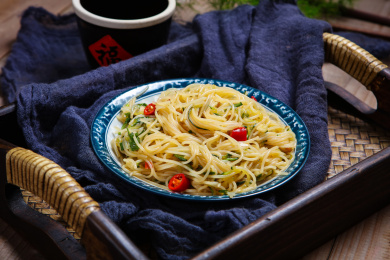 特色美味小吃拌粉丝炒米线