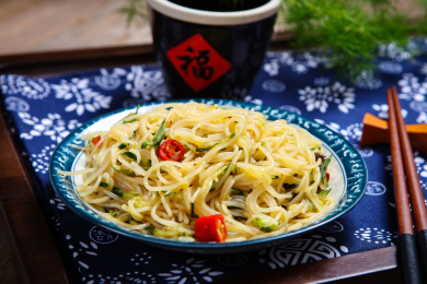 美味小吃凉拌菜酸辣凉拌粉丝