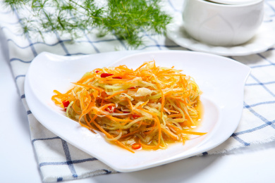 传统家常凉拌小菜炝胡萝卜丝莴笋丝