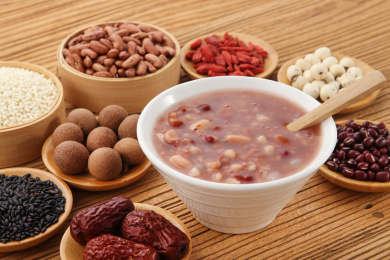 桌子上的一碗腊八粥和食材