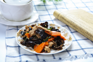 传统家常炒菜木耳胡萝卜炒肉片