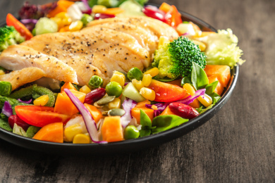 美味的煎豆腐蔬菜沙拉