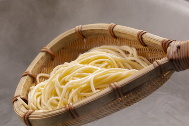 竹箕在大锅中捞起热腾腾的面