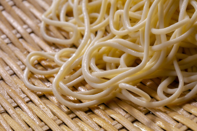 弹牙的面条盛放在竹子编织成的竹箕上