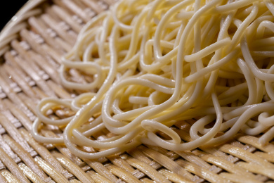 弹牙的面条盛放在竹子编织成的竹箕上