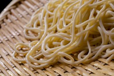 弹牙的面条盛放在竹子编织成的竹箕上