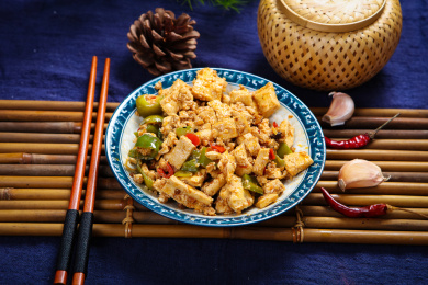 美味家常小炒红椒青椒炒肉沫豆腐