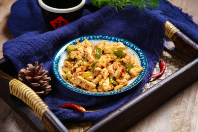 美味家常小炒红椒青椒炒肉沫豆腐