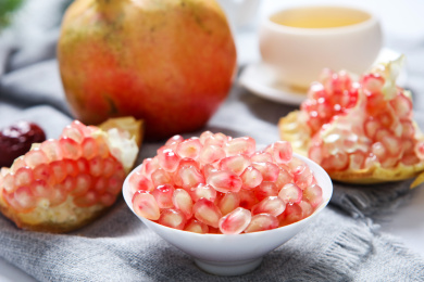 剥开的新鲜有机水果石榴籽