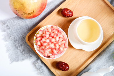 剥开的新鲜有机水果石榴籽