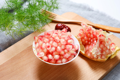 剥开的新鲜有机水果石榴籽