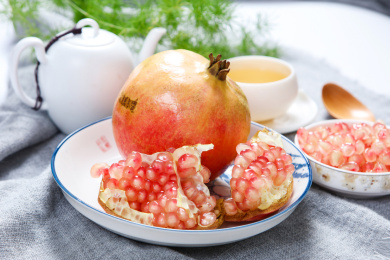 剥开的新鲜有机水果石榴籽