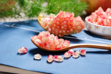 剥开的新鲜有机水果石榴籽