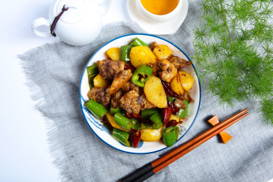 美味大盘鸡青椒土豆焖土鸡肉
