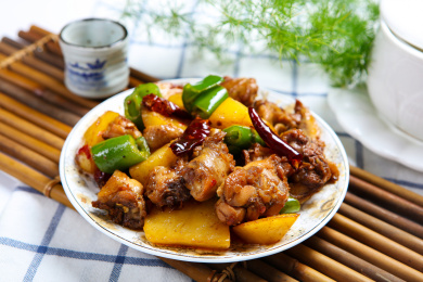 美味大盘鸡青椒土豆焖土鸡肉